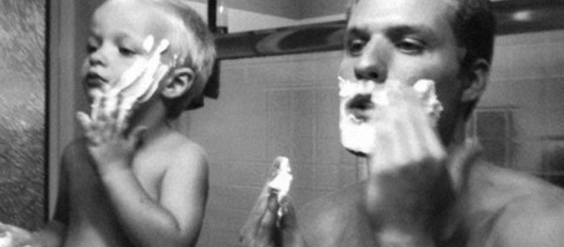 pai-filho-fazendo-a-barba